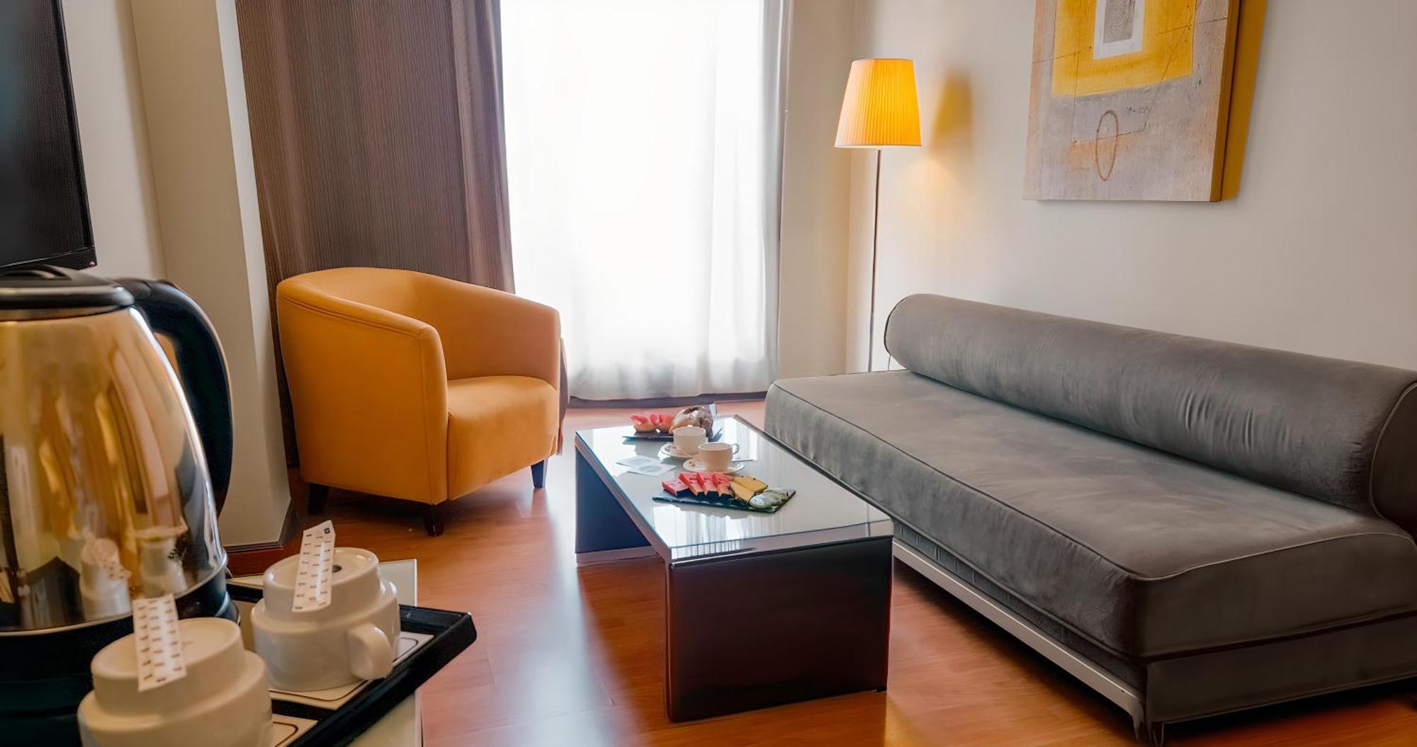 เวร์ติเซ เซบียา Hotel เซบีญา ภายนอก รูปภาพ